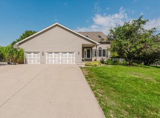 19598 Nottingham Dr, Bloomington, IL 61705