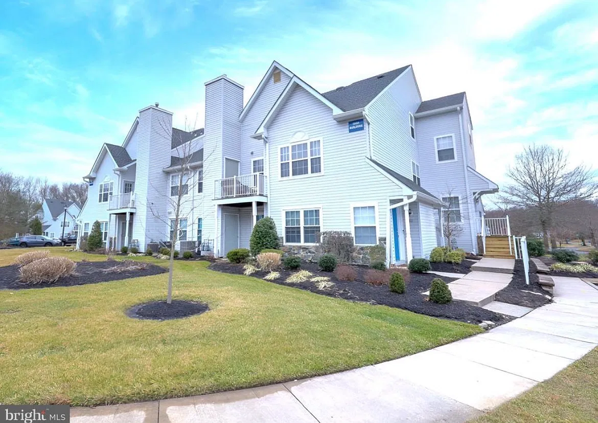 2 bed, 935 sqft, $2,100 — Photo 1