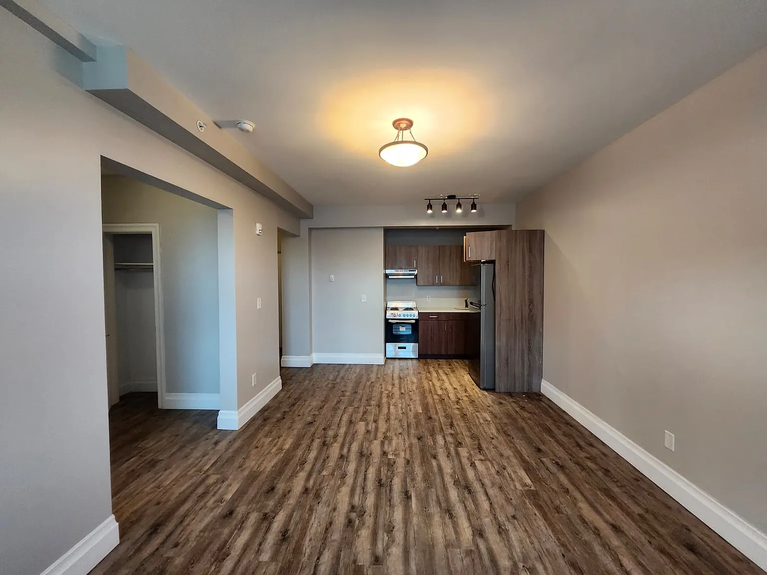 105 N Grove St — Photo 3