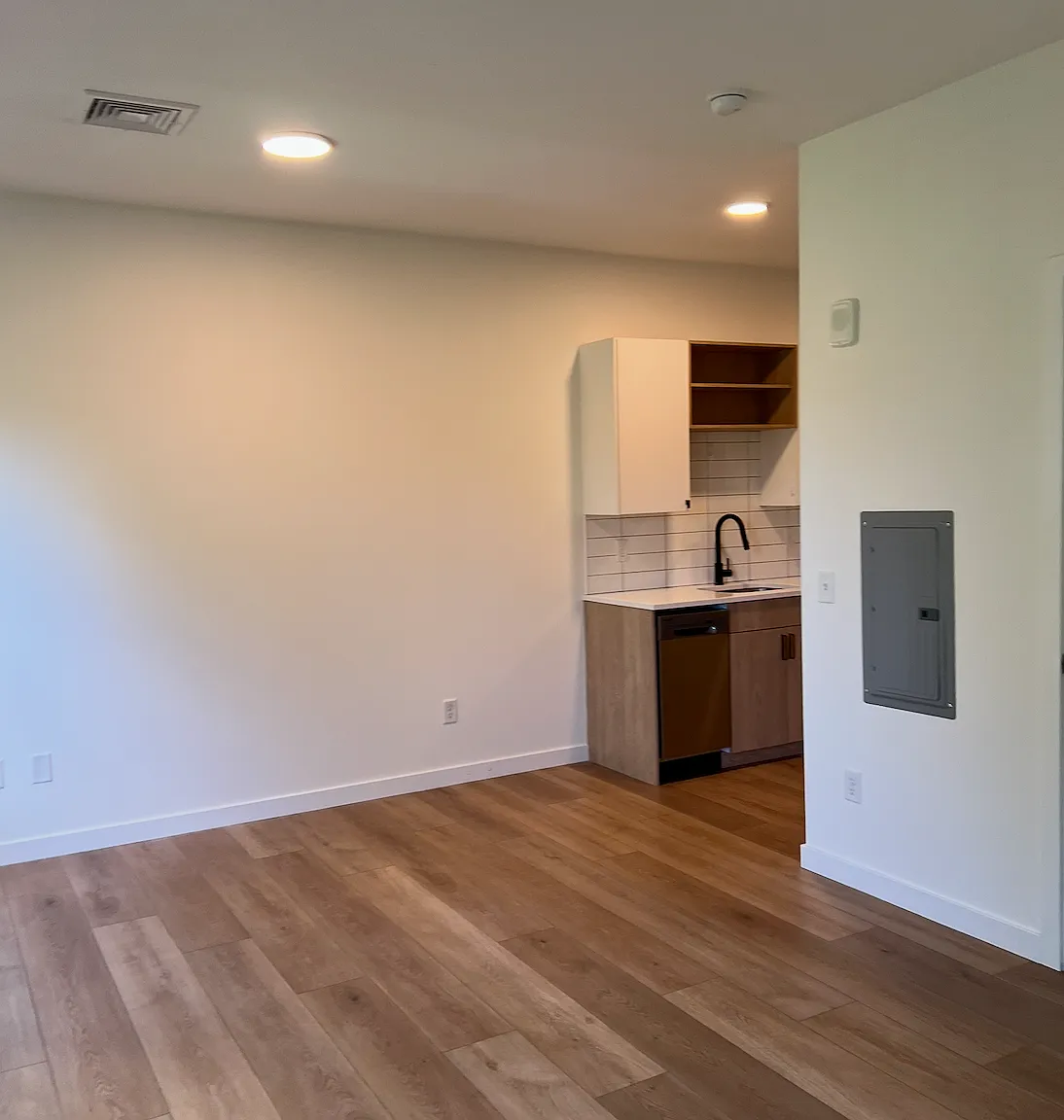 Studio, 450 sqft, $1,900 — Photo 2