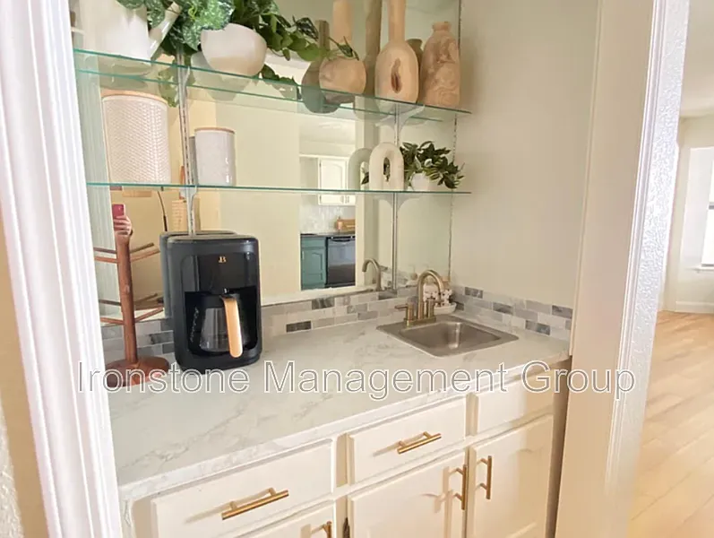 3 bed, 2.0 bath, 2000 sqft, $1,800 — Photo 4