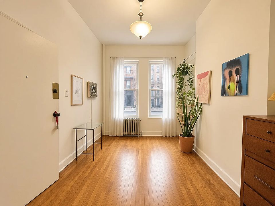 1st image of 940 Kent Ave APT 1L