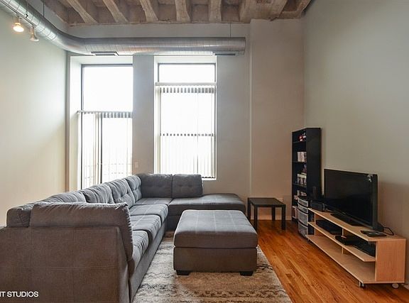 4th image of 1645 W Ogden Ave Unit 423