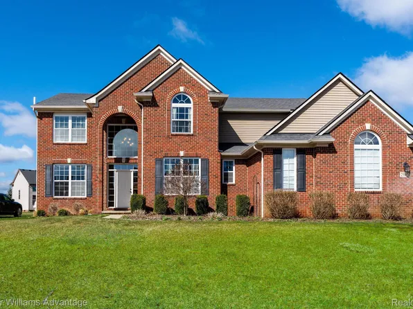 25685 Coach Ln, South Lyon, MI 48178