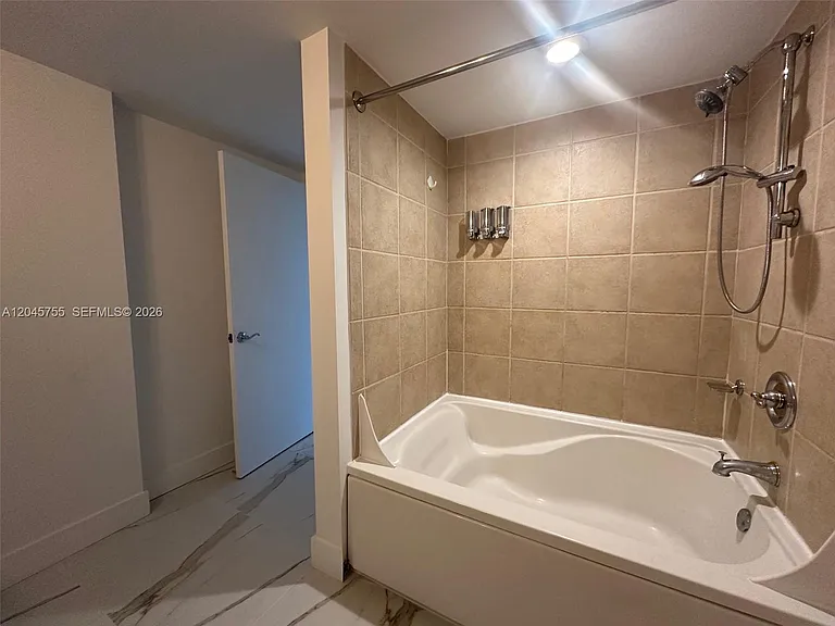 19501 W Country Club Dr #406 — Photo 7