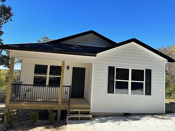 2nd image of 960 Elrod St SE