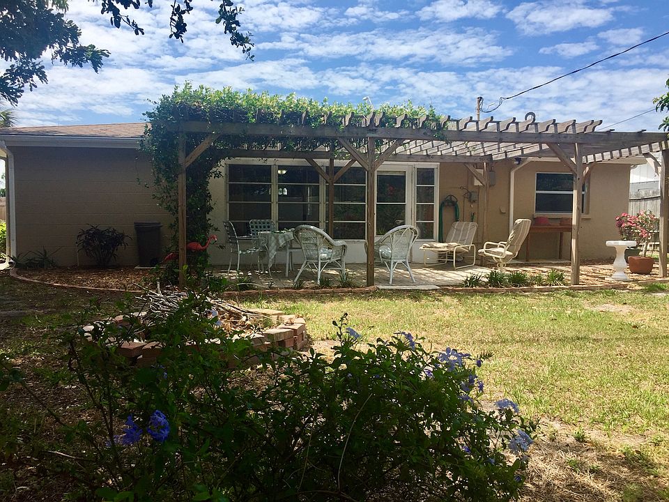 Backyard w/fire pit &pergola