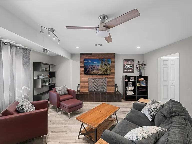 208 E Oxford Dr — Photo 14