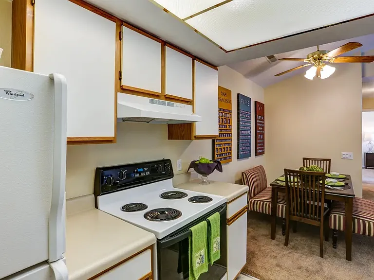 Sterling Pointe Apartments — Photo 42