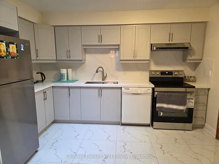 120 Melissa Cres — Photo 5