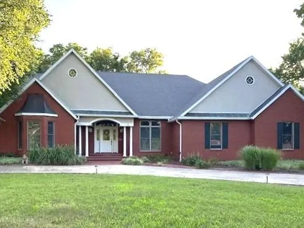2 Timbercreek Rd, Girard, KS 66743