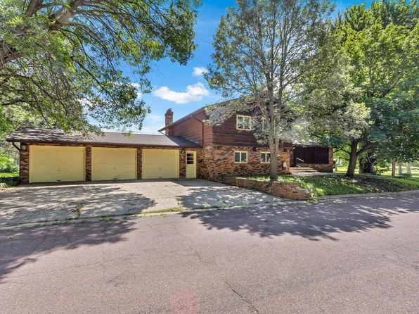 620 1st St E, Tracy, MN 56175