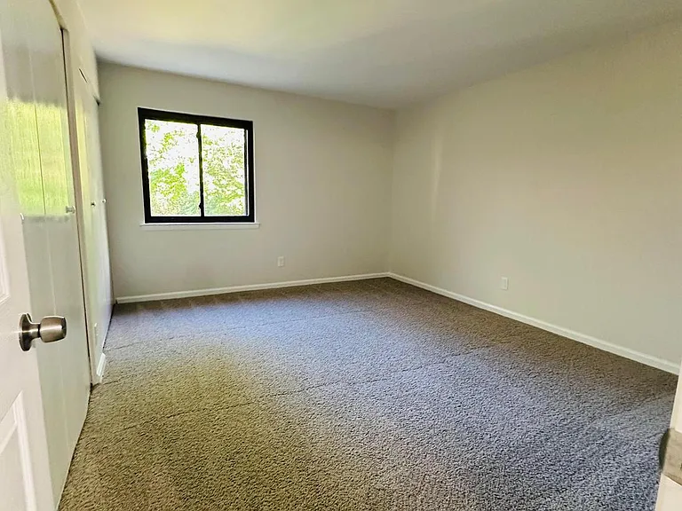 812 Meadow Woods Ln — Photo 10
