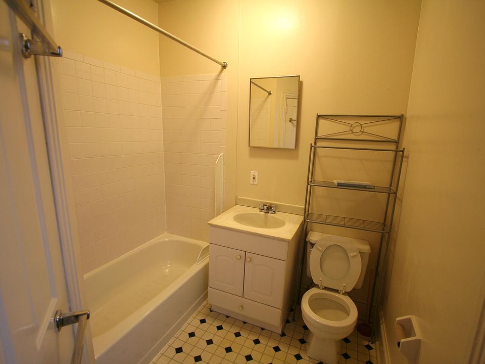 2nd image of 1006 E High St APT 2