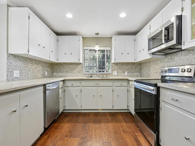 10903 Mellow Ln — Photo 8