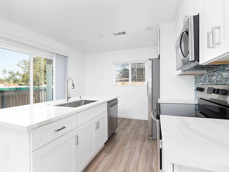 837 W 3rd Ave — Photo 2
