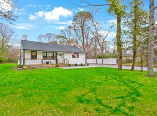 104 W Tiana Rd, Hampton Bays, NY 11946