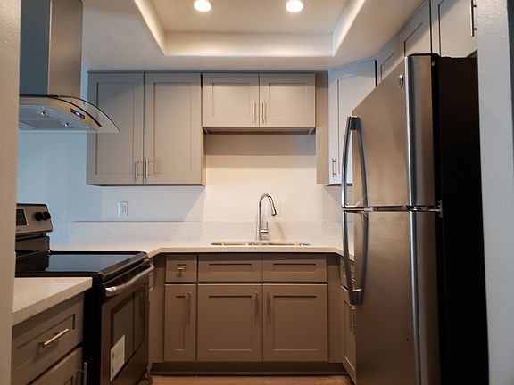 5th image of 936 S Manhattan Pl #303
