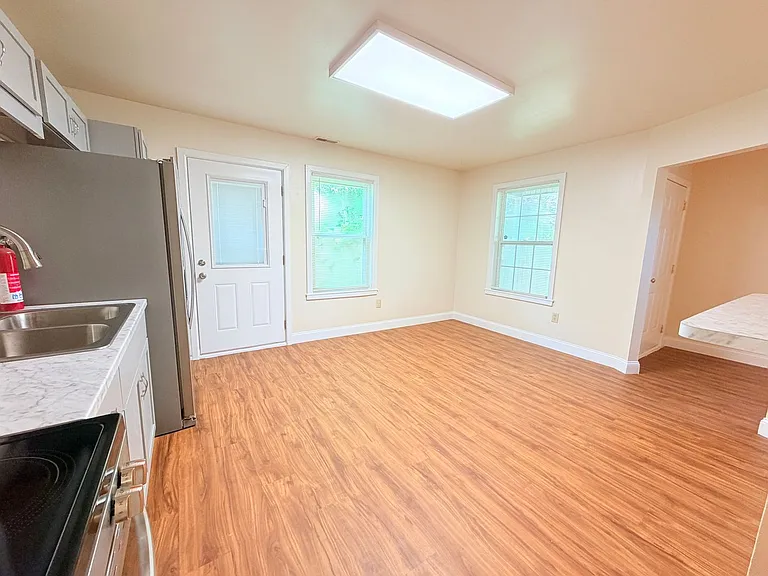 2035 N Graham Ave — Photo 8