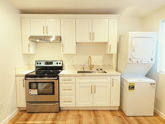 3rd image of 1039 Dexter St