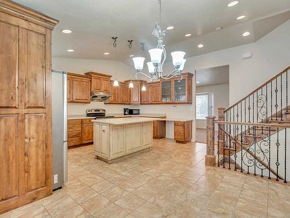 5th image of 3677 S Lincoln Dr E