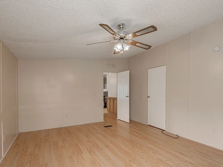 1323 Avenue E — Photo 12