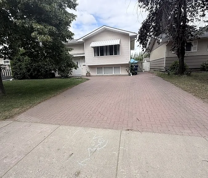 242 Carleton Dr — Photo 1