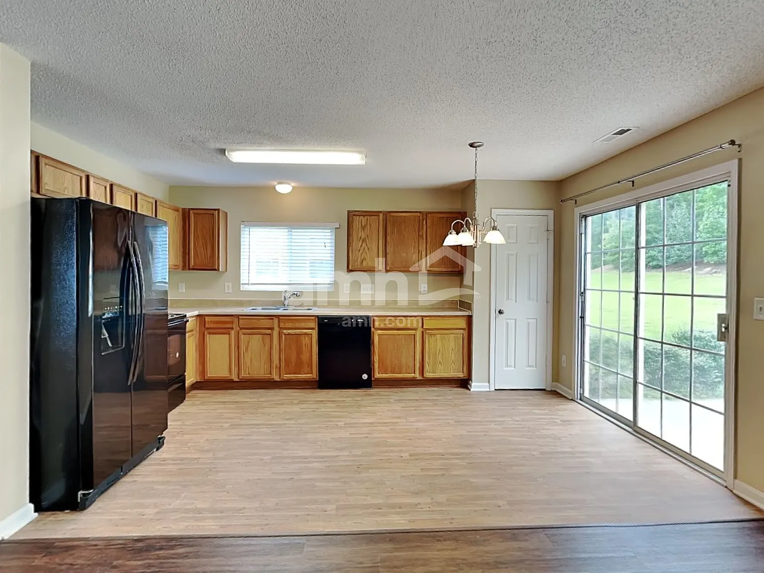 3 bed, 2.5 bath, 2100 sqft, $2,285 — Photo 3
