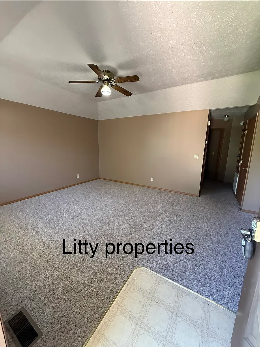 Building Photo - 1322 Meadowbrook Dr