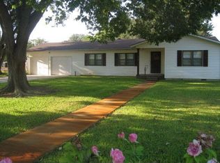 915 Victoria St, Luling, TX 78648