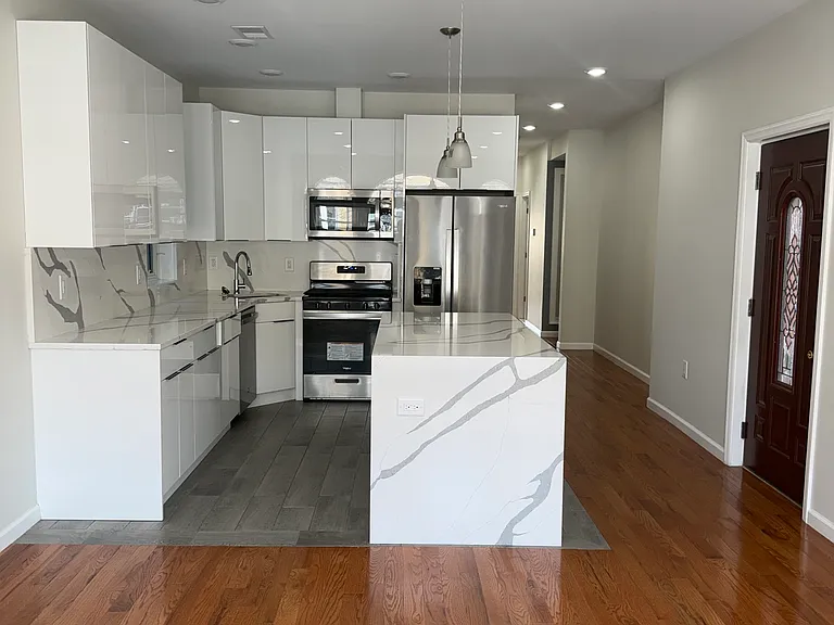 126 W 54th St #1 — Photo 3