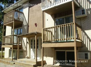 330 29th Street Dr SE APT 10, Cedar Rapids, IA 52403