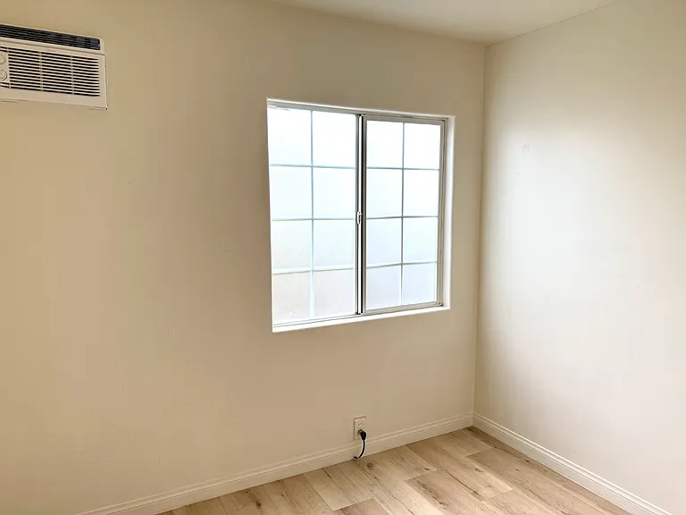 9827 Marshall St — Photo 11