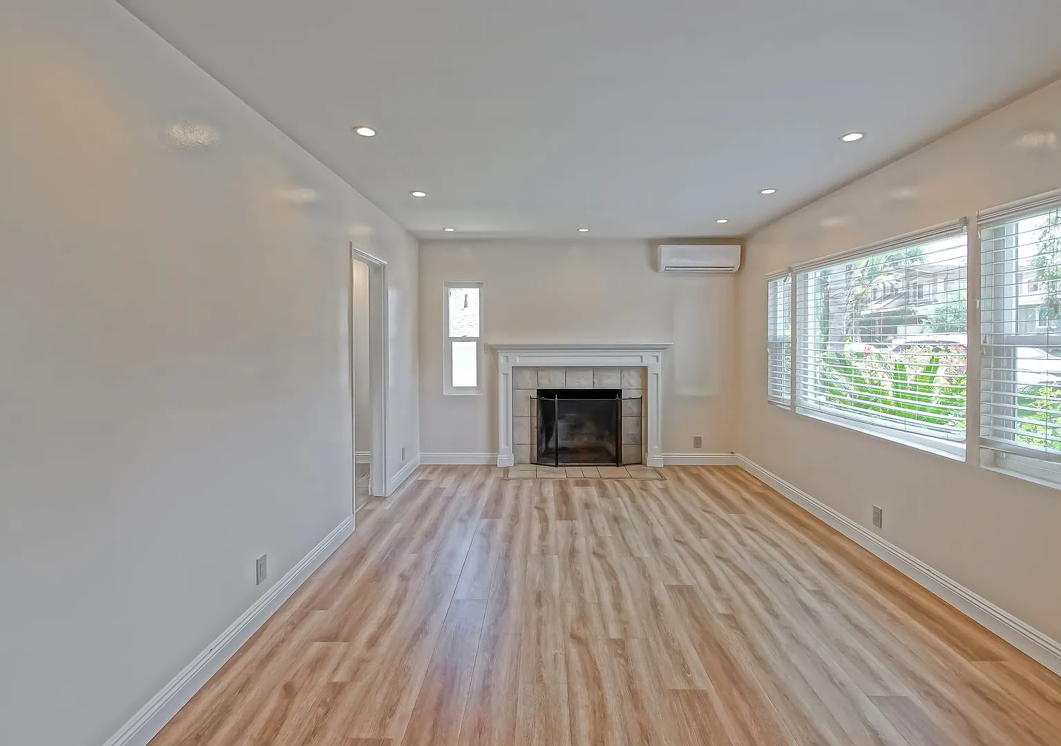Charming, Bright & Airy 2br1.5ba Home (The Front Of 3 Detached Houses On Lot) W/ Private Fenced Y... — Photo 4
