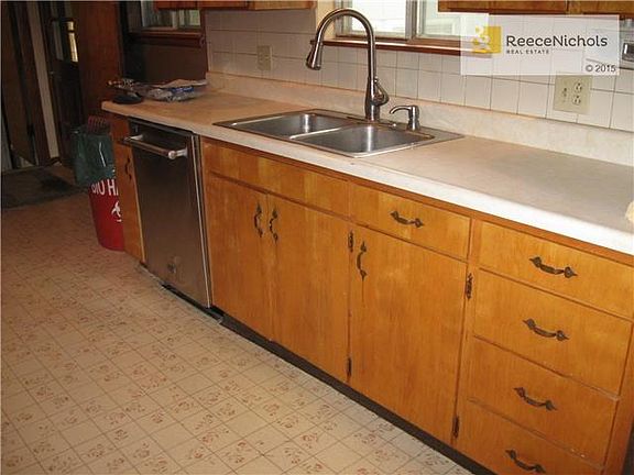 Good counter space, range and dishwasher, stainless steel sink