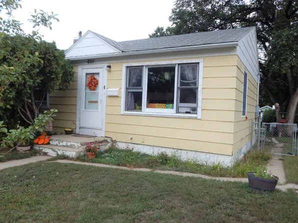 604 20th St NW, Minot, ND 58703