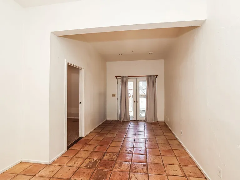 201 Meadowlark Ln — Photo 3