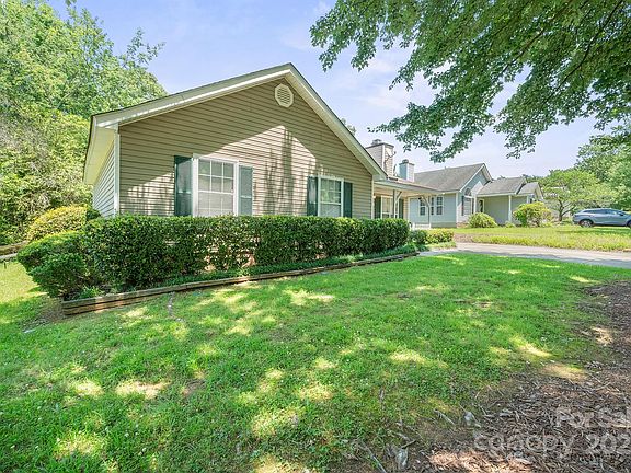 3rd image of 322 Cottonwood Park Dr