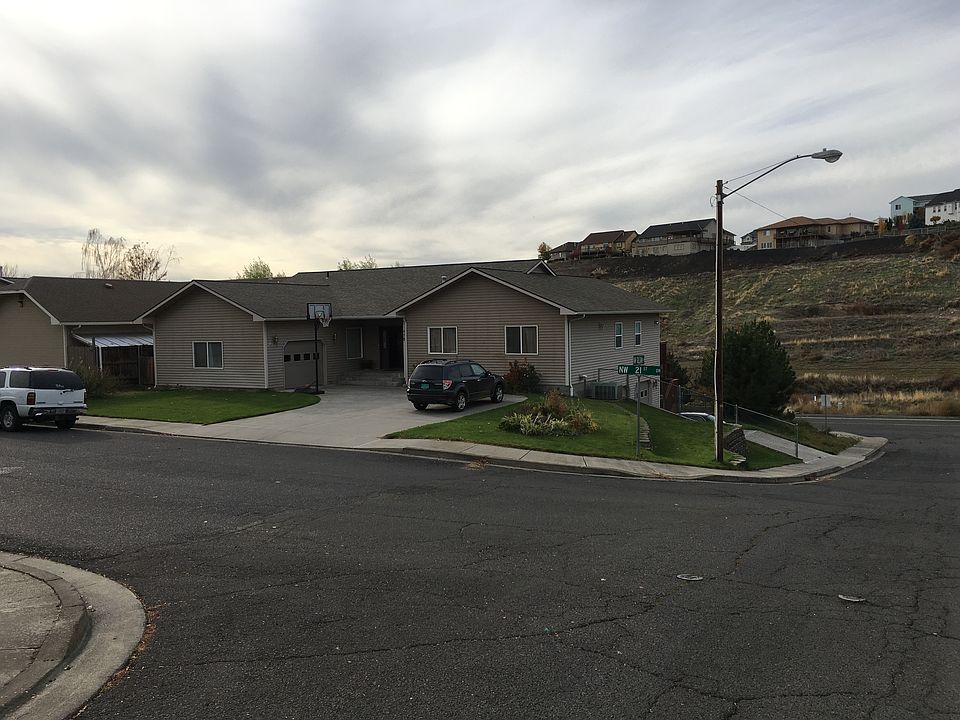 Front of house with garage 