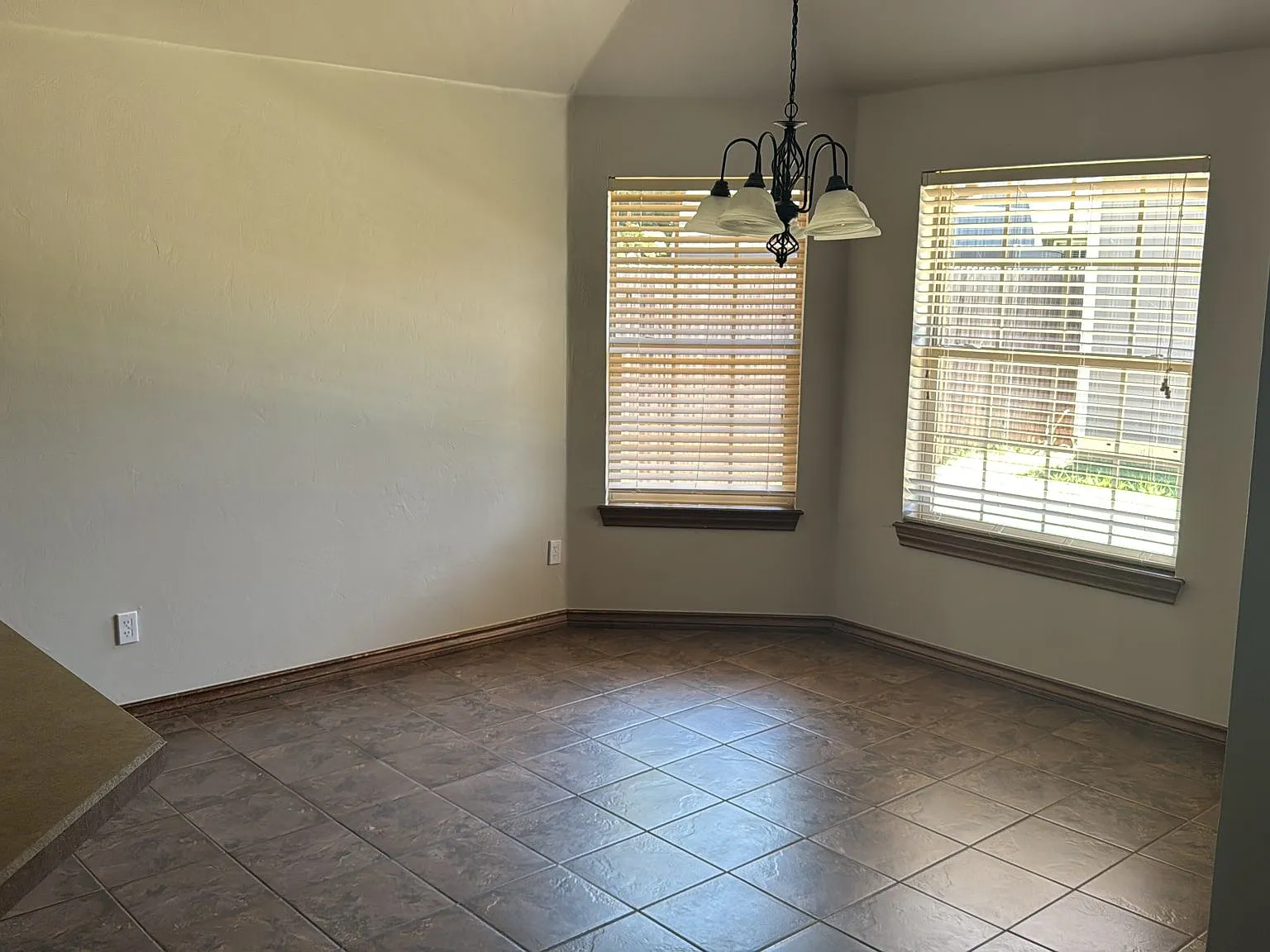3 bed, 1700 sqft, $1,900 — Photo 2