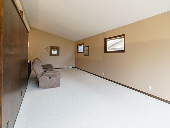 3rd image of 424 Queens Ct