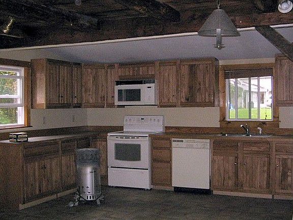 Kitchen w/ Hickory cabinets
