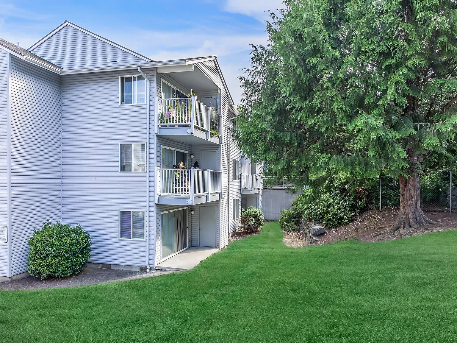 Bristol Square Apartments — Photo 4