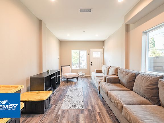3rd image of 3258 Dundas St Room 1