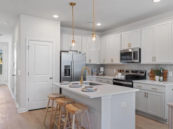 465 Martins Creek Blvd, Summerville, SC 29485