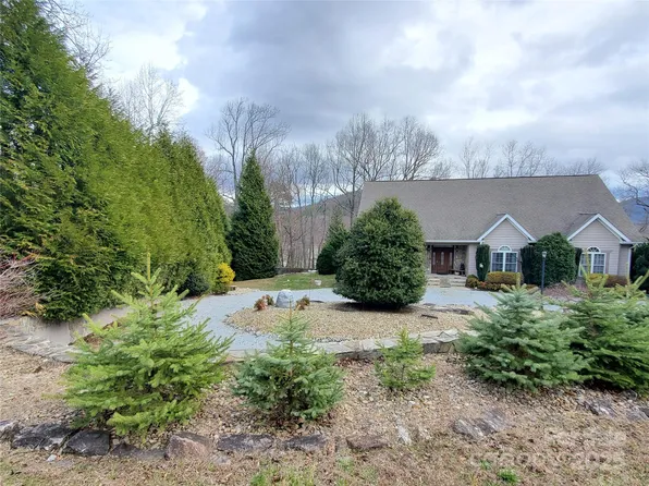 526 Grand Oaks Dr, Hendersonville, NC 28792