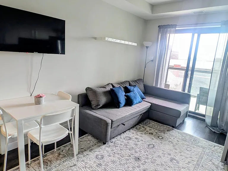 15 Queen St S #706 — Photo 6