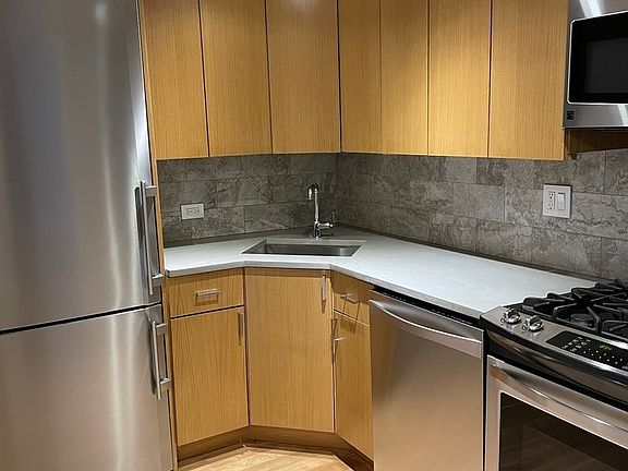 3rd image of 752 W End Ave #4FF