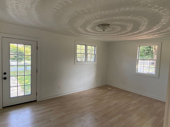 4th image of 204 Debra Dr