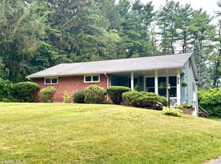 909 Ash Tree Ln, Niskayuna, NY 12309